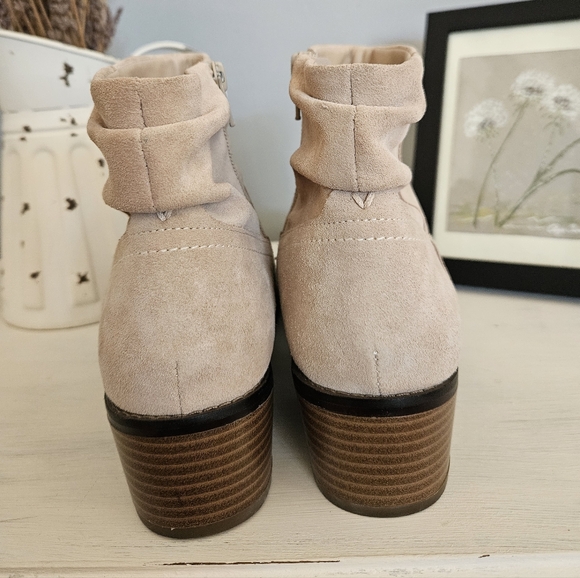 Vionic Tan Suede Ankle Boots Booties Sz 8.5 EUC - Picture 8 of 11